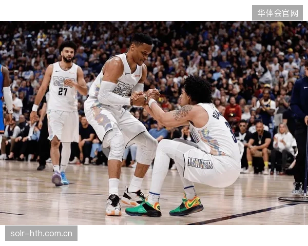 NBA在社交媒体上的互动策略，是否正在过度迎合“饭圈文化”而稀释了赛事的专业性？